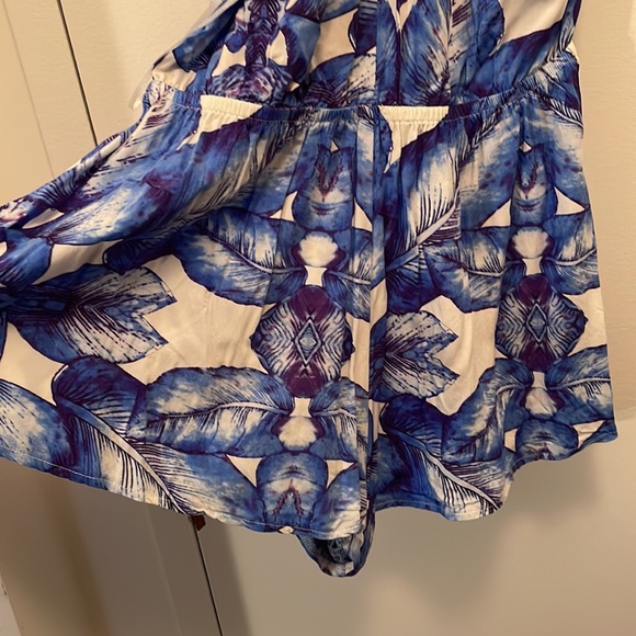 Blue feather patterned short romper that ties around the neck - Picture 3 of 4